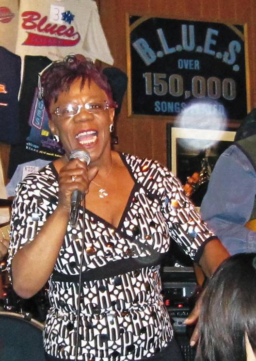 Laretha performing at BLUES on Halsted